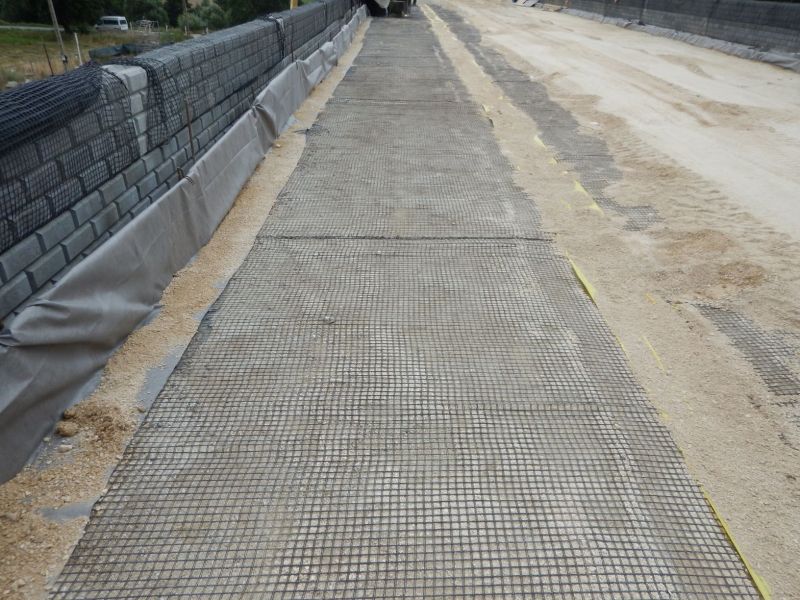 Installation of retaining walls in active facing systems (AS)